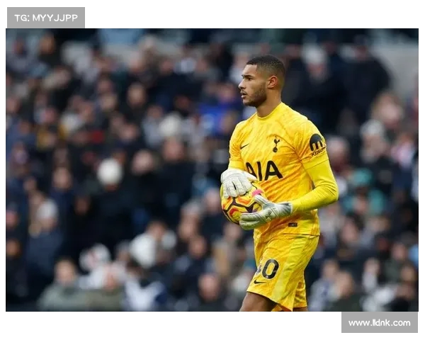 热刺纽卡比赛看台上韩国艺人模仿酷玩乐队观众出轨事件引热议